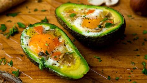 Aguacate Al Horno Con Huevo Y Champiñones Receta De Desayuno Saludable