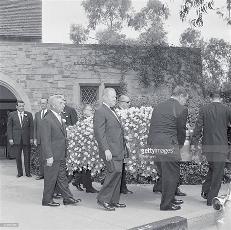 Errol Flynns Funeral Back In 1959 Celebrities Who Died Young Photo