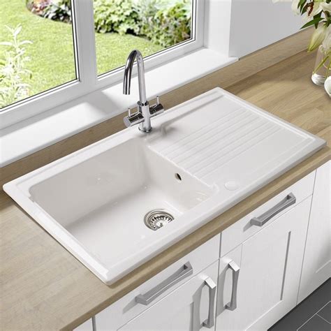 Single Bowl Undermount Sink With Drain Board Made Of Porcelain In White