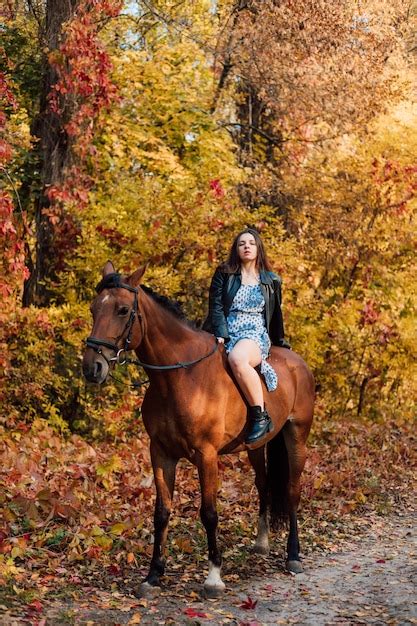 Linda Garota Montada Em Um Cavalo Com Um Vestido E Botas Com As Pernas Nuas Foto Premium