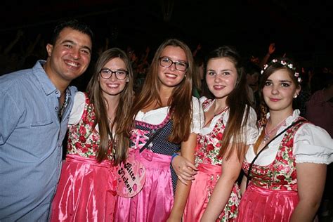 Fotostrecke Volksfest Stimmung Sexy Die Schönsten Dirndl Girls Bild