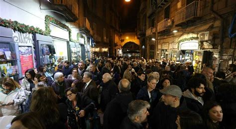 Napoli Notte Bianca Per Salvare Port Alba Folla In Strada