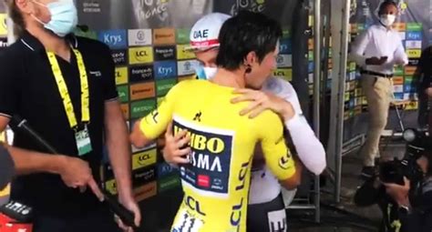 Volata da brividi al gpm, i due si toccano. Pogacar y Roglic lloran y se dan abrazo en el Tour de Francia