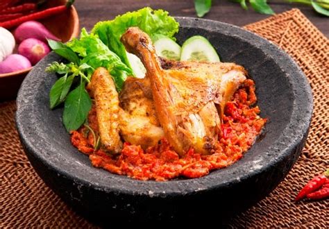 Ayam geprek dipelopori oleh salah satu warung yang ada di yogyakarta yakni. Resep Sambal dan Bumbu Ayam Goreng Penyet