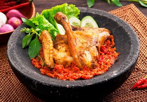 Panaskan sedikit minyak, kemudian tumis uleg an bumbu hingga harum. Resep Sambal dan Bumbu Ayam Goreng Penyet