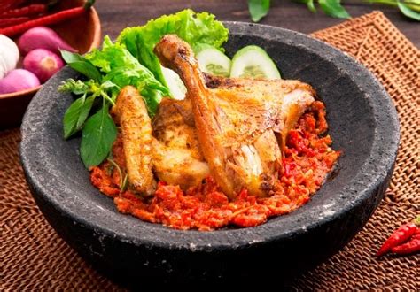 Resep dan cara membuat ayam geprek. Resep Sambal dan Bumbu Ayam Goreng Penyet