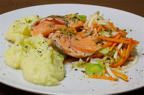 Gedämpfter Lachs auf Julienne- Gemüse und Wasabi-Pürree