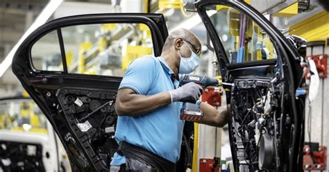 Daimler Holt Tausende Mitarbeiter Aus Kurzarbeit Automobilwoche De