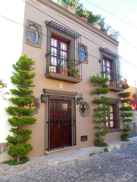A Nice Looking House In San Miguel Fachada De Casas Mexicanas