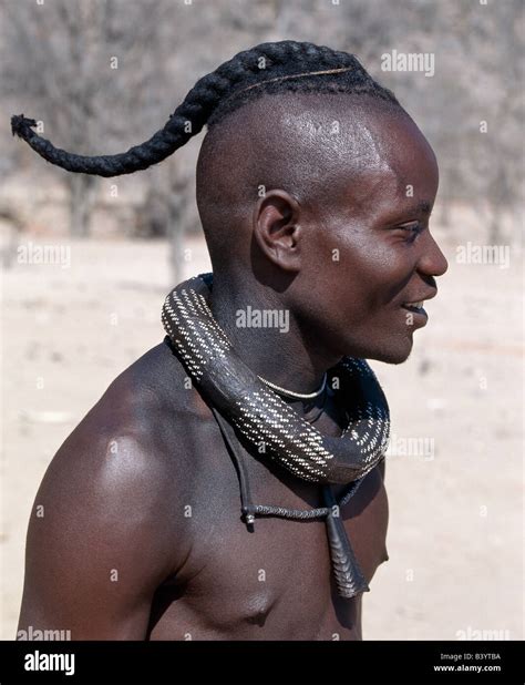 Namibia Kaokoland Epupa Un Himba Juventud Tiene Su Estilo De Cabello