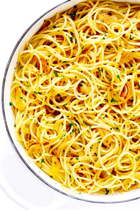 Sometimes simple food is the best and this 5 ingredient spaghetti aglio e olio wonderfully combines the flavours of garlic and olive oil with fresh chilli. Spaghetti Aglio e Olio Recipe | Gimme Some Oven