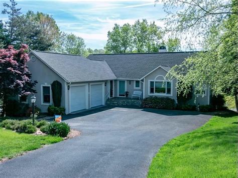 Smith mountain lake is known for its night fishing and many of the guide services here excel in night time angling. 599 Boxwood Green DR in 2020 | Lake house, Smith mountain ...
