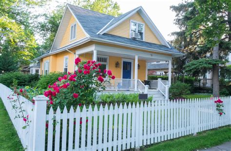 How do you make a wooden fence? 26 White Picket Fence Ideas and Designs