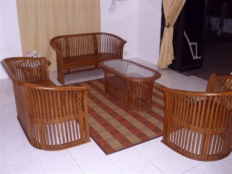 Salah satu cara untuk membuat ruang tamu terasa luas adalah dengan cara mengalihkan perhatian. Set Kerusi Kayu Ruang Tamu | Desainrumahid.com