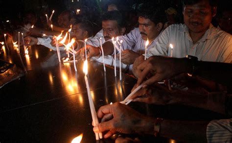 Photos People Pay Homage To Martyrs Victims Of 2611 Terror Attacks Firstpost