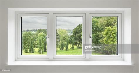 Blanc Fenêtres Avec Vue Sur Le Jardin Photo Getty Images