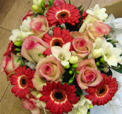 Redpinkwhitebouquet Simply Flowers Brighouse Beautiful Flowers