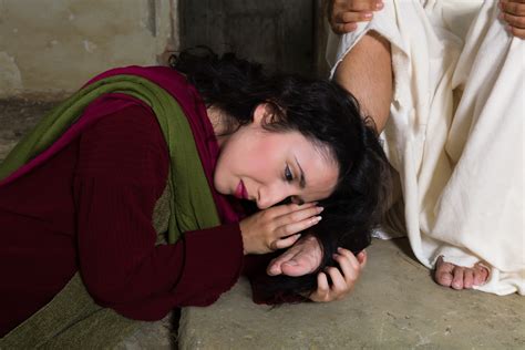 Mary Magdalene Crying Of Shame And Embalming Jesus Feet Christnow