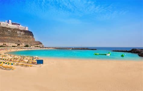 Den brede strand playa de amadores lokker med kridhvidt sand og turkisblåt vand, mens den populære strand i playa del inglés strækker sig helt ned til maspalomas' bølgende sanddyner. Playa Amadores » Love Gran Canaria Regional