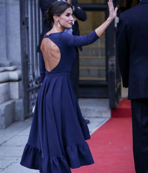 La Reina Letizia Y Su Vestido Con La Espalda Al Aire En El Teatro Real