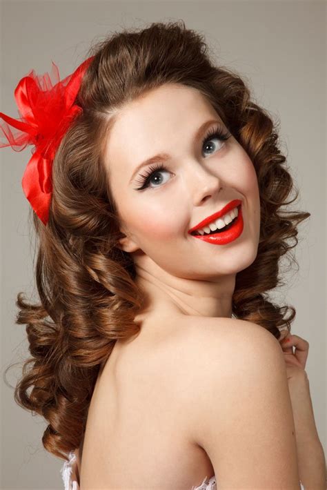42 Pin Up Hairstyles That Scream 1950s Hairstyles For Long Hair Up Hairstyles Vintage Hairstyles