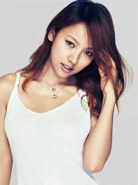 lee hyori flaunts her figure in new bikini picture