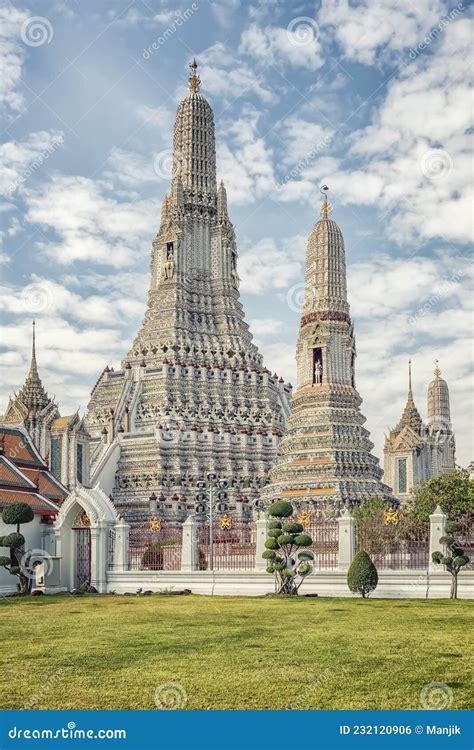 Templo De Wat Arun En Bangkok Thailand Foto De Archivo Imagen De
