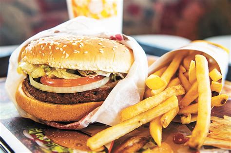 美國快餐連鎖店「漢堡王」（burger king）稱，其社交網站推特上的帳戶遭黑客入侵 被「黑」的「漢堡王」帳戶背景照片顯示的是麥當勞產品「魚米花」（fish mcbites），此外一些跟帖 一條微博還謊稱「漢堡王」被賣給了競爭對手「麥當勞」。 植物肉漢堡幫漢堡王吸客