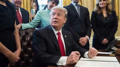 trump signs executive order to cut regulations