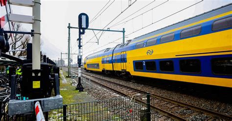 Door een landelijke storing aan een telefoonsysteem is het treinverkeer in grote delen van het land stilgelegd, meldt de ns. Geen treinverkeer tussen Zwolle en Groningen door kapotte ...