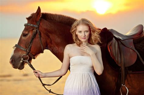 Schönheit Die Ein Pferd Bei Sonnenuntergang Auf Den Strand Reitet Junges Gir Stockbild Bild