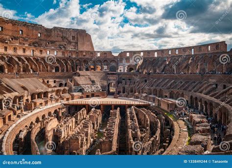 Interior Do Anfiteatro De Flavian Do Coliseu Ou Do Anfiteatro Flavio