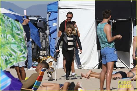 Kristen Bell Films A Veronica Mars Scene At The Beach Photo 4181327