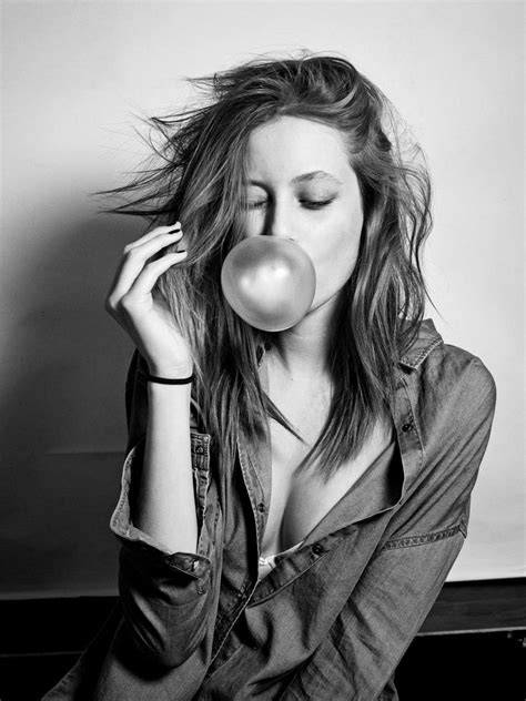 Pin By Sylvie Leone On Bubbles Balls And Balloons Blowing Bubble Gum Portrait Cara Delevingne