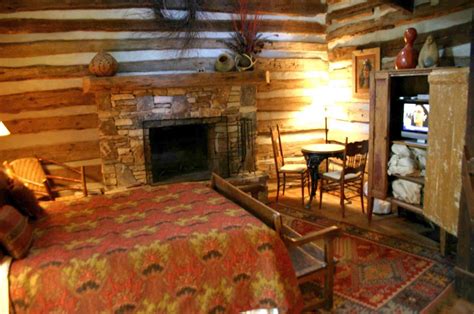 Learn how to decorate a bedroom that will be a personal getaway and a sanctuary, that expresses your favorite colors, feelings, and collections. 20 Simple and Neat Cabin Bedroom Decorating Ideas