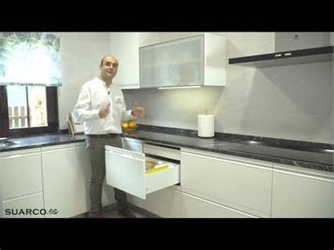 En esta cocina pequeña blanca con isla de 6 m2 se han tirado los tabiques para hacer una cocina pequeña blanca abierta al salón en blanco brillo con uñero y los remates en azul brillo con una encimera en silestone eternal statuario junto a una equipacion de electrodomésticos de balay en. Cocina blanca moderna !!!!EN FORMA DE U CON PERSIANA ...