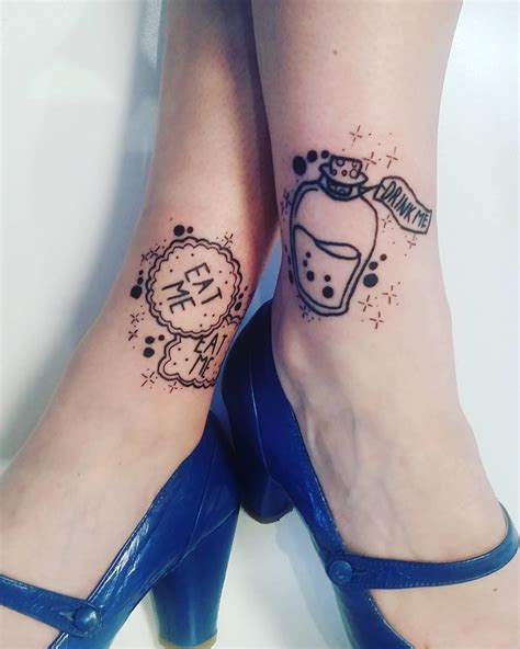 Tetování na kotník může mít podobu jemného náramku kolem nohy. Tetování Na Kotník Malé