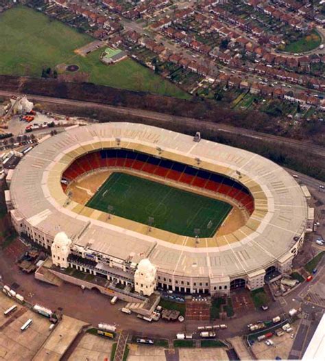 Wembley stadium je nogometni stadion u londonu (wembley, london borough of brent).stadion je drugi po broju sjedećih mjesta u europi, odmah iza camp noua u barceloni i prvi po veličini natkriveni stadion na svijetu. Concert: Queen live at the Wembley Stadium, London, UK [12 ...