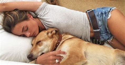 Frauen schlafen neben Hunden besser als neben Männern so diese Studie