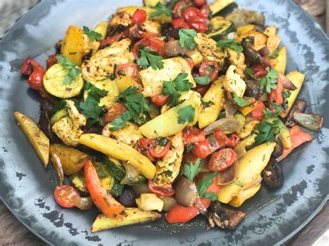 Gegrilde groenten met aardappelen en kip uit de oven