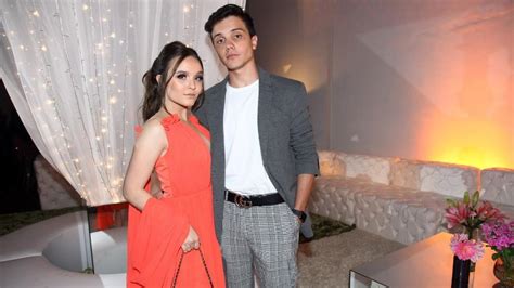 Larissa manoela apareceu em clima de muito romance com leo cidade ao estrelar o novo clipe do namorado. Larissa Manoela e Léo Cidade vão juntos em festa de 15 ...