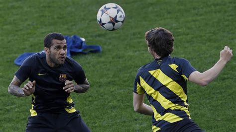 Barcelona S Dani Alves Faces Racist Banana Taunt During Game Abc San Francisco