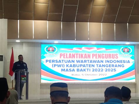 Ratusan Banner Dan Karangan Bunga Hiasi Pelantikan Pengurus Pwi