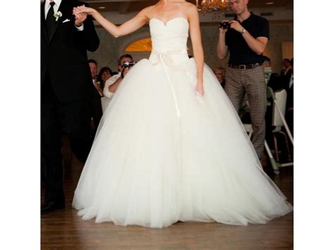 Are you looking for perfect wedding dress which is made from fine quality materials with high attention to the details and meets your price range? Vera Wang Bride Wars/Kate Hudson 4 1 | Bride wars wedding ...