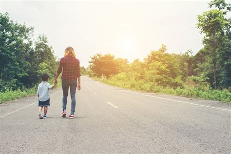 Madre Que Tenga Una Mano De Su Hijo En El Día De Verano Caminando Sobre