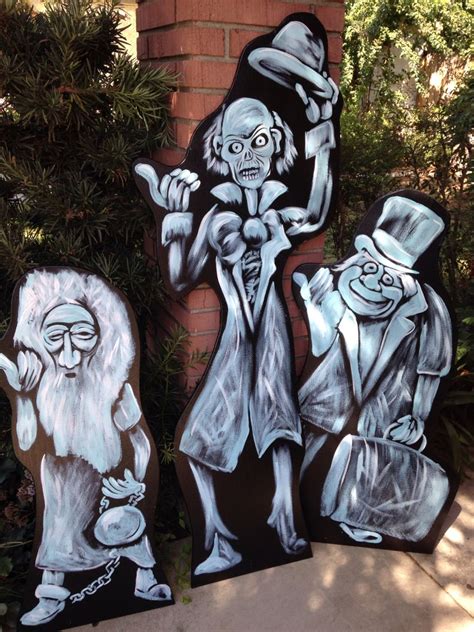 66 best outdoor halloween decorations to impress the neighbors. Haunted mansion | Disney halloween decorations, Haunted ...