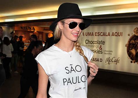 Candice Swanepoel Chega A São Paulo Harpers Bazaar Moda Beleza E
