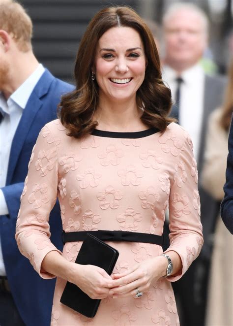 Kate middleton, also known as catherine, duchess of cambridge, is married to prince william of england. Kate Middleton's Lob Is the Perfect Haircut for Fall ...