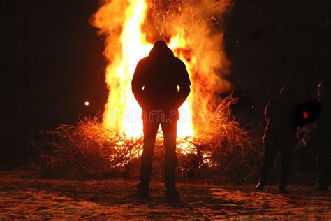 Silueta Del Hombre Por El Fuego En La Noche Imagen De Archivo Imagen