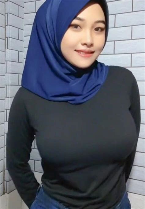 Pin By Aria On Menonjol Gaya Hijab Wanita Berlekuk Mode Wanita